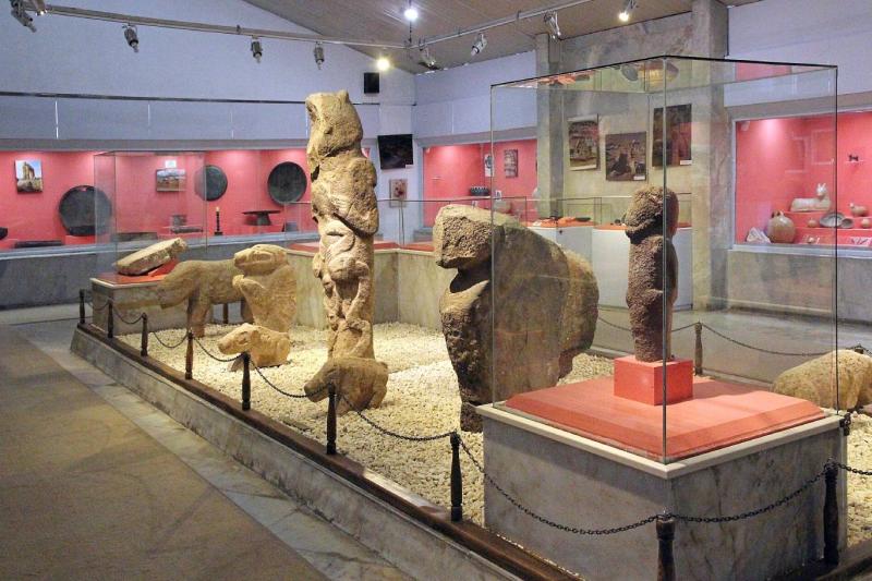 Şanlıurfa Arkeoloji Müzesi’nde sergilenen, insanlık tarihinin sıfır noktası olarak kabul edilen Göbeklitepe’ye ait yaklaşık 12 bin yıllık dikilitaşlar (stela) ve hayvan tasvirli taş heykeller / Fotoğraf: Wikipedia