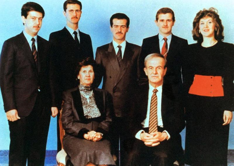 Suriye Eski Devlet Başkanı Hafız Esed ve eşi Anisa, çocukları Mahir, Beşşar, Basil, Mecd ve Buşra ile birlikte tarihsiz bir aile fotoğrafında