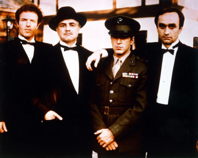 (Soldan sağa) Amerikalı oyuncular James Caan, Marlon Brando, Al Pacino ve John Cazale, 1972 yapımı Baba filminin tanıtımı için çekilen grup fotoğrafında