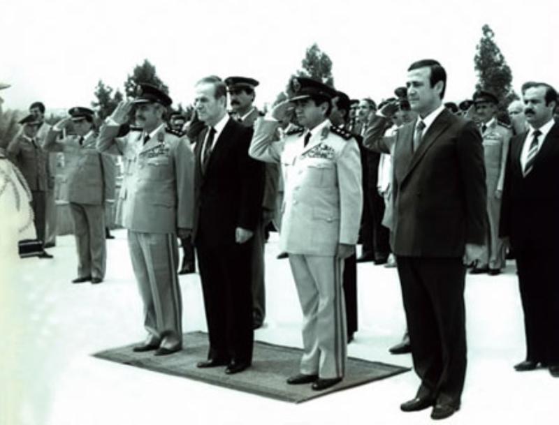 Rifat el-Esed, Genelkurmay Başkanı Hikmet el-Şihabi, Hafız el-Esed ve Savunma Bakanı Mustafa Tlass        
