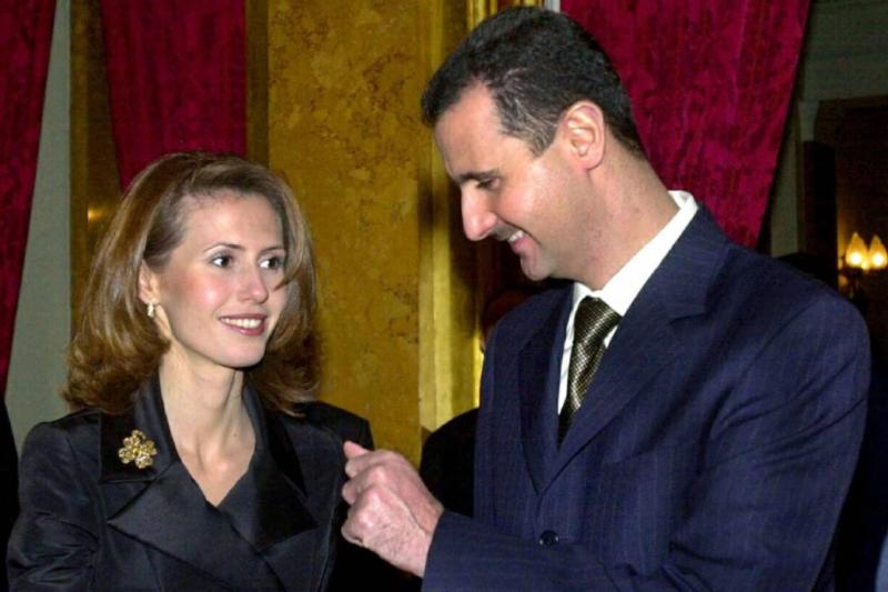 Suriye Eski Devlet Başkanı Beşşar Esad, 16 Aralık 2002'de Londra'nın merkezindeki Lancaster House'da İngiliz Kraliyet Danışmanı Lord Irvine of Large'ın ev sahipliği yaptığı akşam yemeğinden önce eşi Esma ile konuşuyor      
