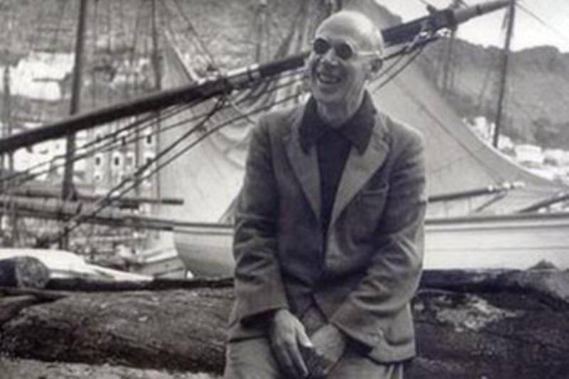 Yorgo Seferis, İzmir'de doğdu; çocukluğunun geçtiği Urla'nın izleri ile sürgün ve aidiyet duygusu şiirlerinin başlıca temaları arasında yer aldı 
