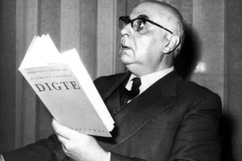 Yorgo Seferis, İzmir'de doğdu; çocukluğunun geçtiği Urla'nın izleri ile sürgün ve aidiyet duygusu şiirlerinin başlıca temaları arasında yer aldı 