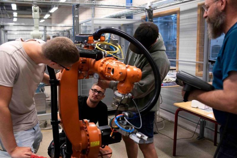 Yapay zeka, otomasyon ve robotik teknolojiler üretim süreçlerini değiştirirken, teknik becerilere sahip yeni nesil çalışanlara duyulan ihtiyaç artıyor / Fotoğraf: KUKA Robotics