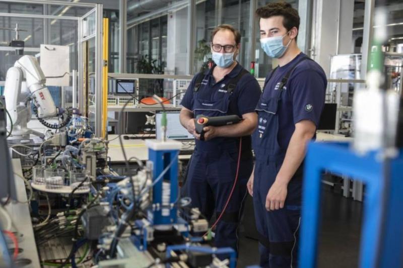 Almanya’nın ikili eğitim modeli, öğrencilerin okulda teorik bilgi alırken işletmelerde uygulamalı deneyim kazanması üzerine kuruluyor / Fotoğraf: BMW Group