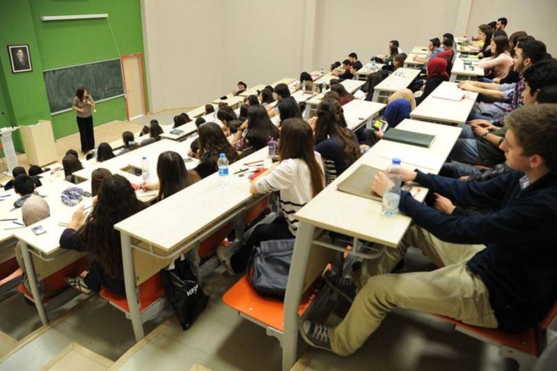 Üniversite eğitimi ile mesleki eğitim birbirinin alternatifi değil, üretim ekonomisinin birbirini tamamlayan iki unsuru olarak görülüyor / Fotoğraf: Kocaeli Üniversitesi Kurumsal İletişim Arşivi