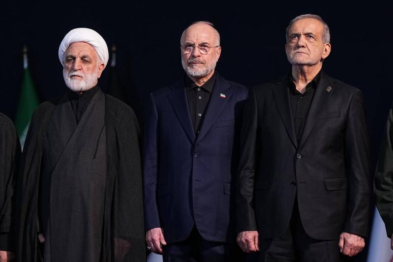 İran Meclis Başkanı Muhammed Bakır Kalibaf, Hamaney’in cenaze töreninde Cumhurbaşkanı Mesud Pezeşkiyan ile Yargı Erki Başkanı Gulam Hüseyin Muhsini Ejei’nin arasında duruyor / Fotoğraf: İran Meclisi