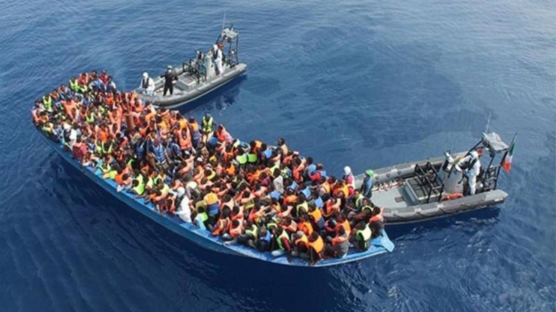 Akdeniz üzerinden Avrupa'ya ulaşmaya çalışan düzensiz göçmenler, uluslararası göç tartışmalarının en görünür yüzünü oluşturuyor / Fotoğraf: İrlanda Deniz Kuvvetleri