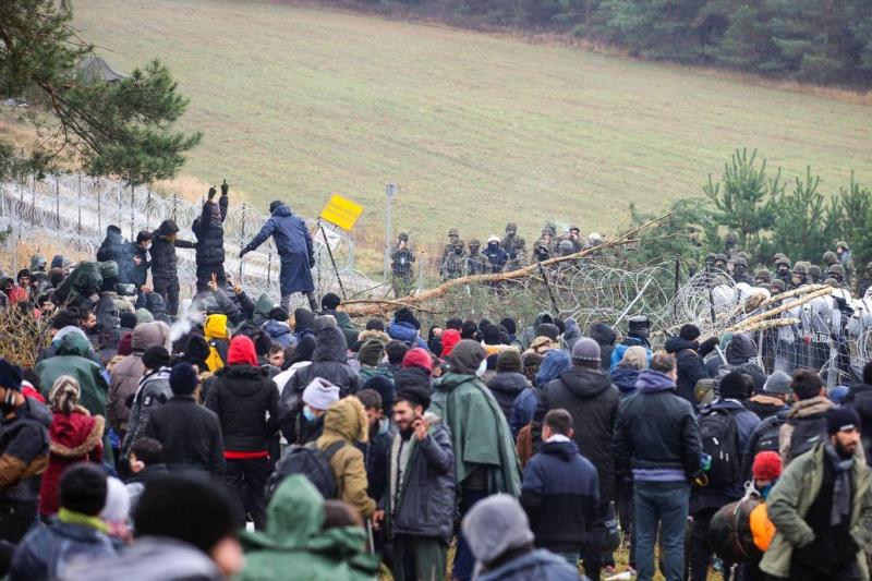 Belarus'un 2021'de Orta Doğu'dan getirdiği göçmenleri Polonya sınırına yönlendirmesi, Avrupa Birliği tarafından "hibrit saldırı" olarak nitelendirilmişti / Fotoğraf: Santi Palacios-AP