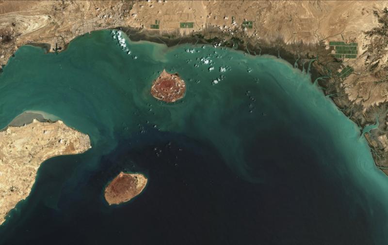 Hürmüz Adası (sağda), Larak Adası (ortada) ve Keşm Adası'nı (solda) kapsayan, Hürmüz Boğazı'nın kuzey kesimini gösteren bir uydu görüntüsü, 27 Temmuz 2020 / Görsel: Maxar Technologies-AFP