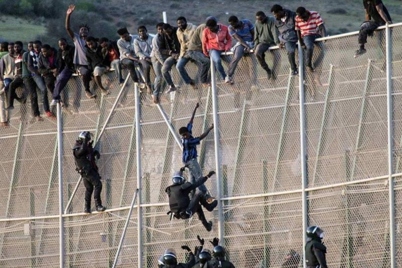 Fas ile Ceuta arasındaki sınırı geçmeye çalışan Afrikalı göçmenler / Fotoğraf: EPA