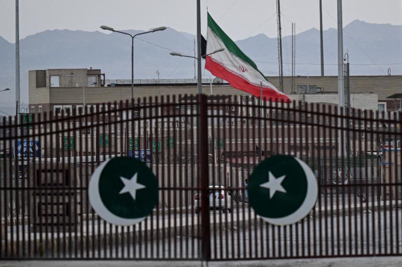 İran’ın Dini Lideri Ayetullah Ali Hamaney'in İran'a düzenlenen ABD-İsrail saldırılarında öldürülmesinin ardından, Belucistan eyaletindeki Pakistan-İran sınır geçidinde yarıya indirilmiş İran bayrağı dalgalanırken, 1 Mart 2026 / Fotoğraf: AFP