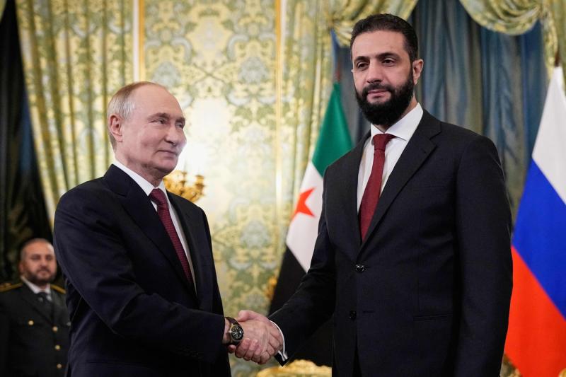 Rusya Devlet Başkanı Vladimir Putin ve Suriye Cumhurbaşkanı Ahmed eş-Şara, Moskova'daki Büyük Kremlin Sarayı'nda gerçekleşen görüşmeleri sırasında tokalaşırken, 15 Ekim 2025 / Fotoğraf: AFP