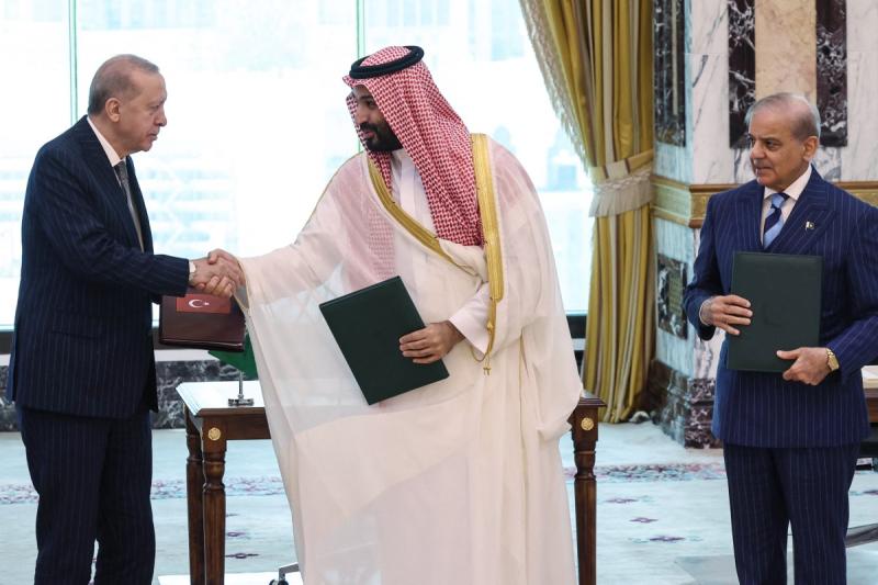 Suudi Arabistan Veliaht Prensi Muhammed bin Selman, Pakistan Başbakanı Şahbaz Şerif ve Türkiye Cumhurbaşkanı Recep Tayyip Erdoğan ile anlaşmayı imzaladıktan sonra / Fotoğraf: AFP