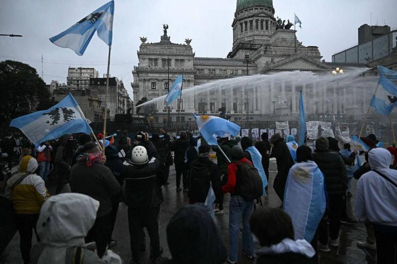  6 Ağustos’ta Buenos Aires’teki Kongre önünde düzenlenen protestoda güvenlik güçleri kalabalığa tazyikli su ve göz yaşartıcı gazla müdahale etti