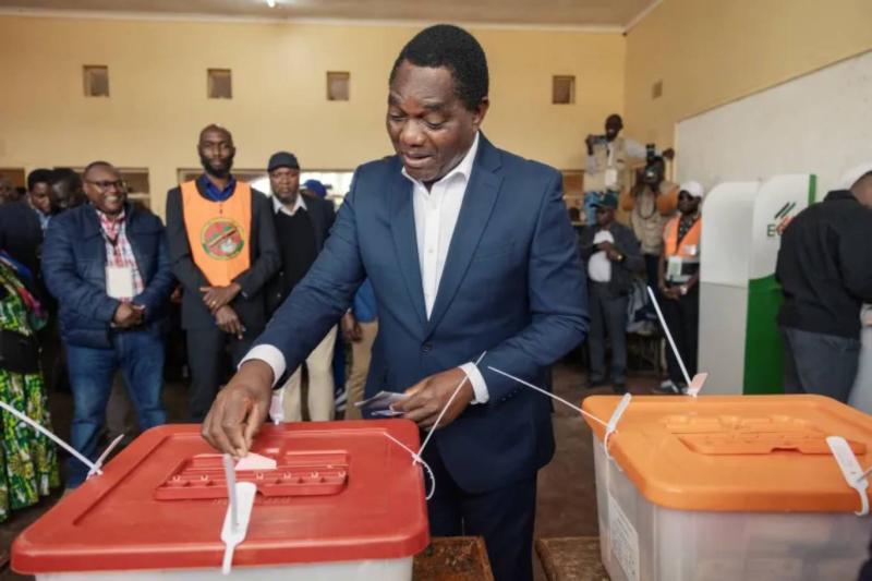 Zambiya Devlet Başkanı Hakainde Hichilema, 13 Ağustos 2026'da Lusaka'da oyunu kullanırken / Fotoğraf: AFP