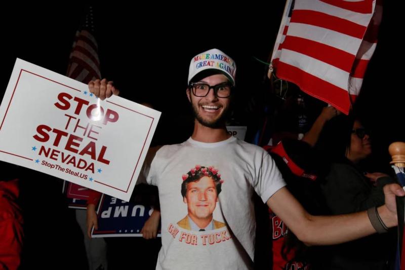 Trump'ı protesto eden Carlson taraftarları