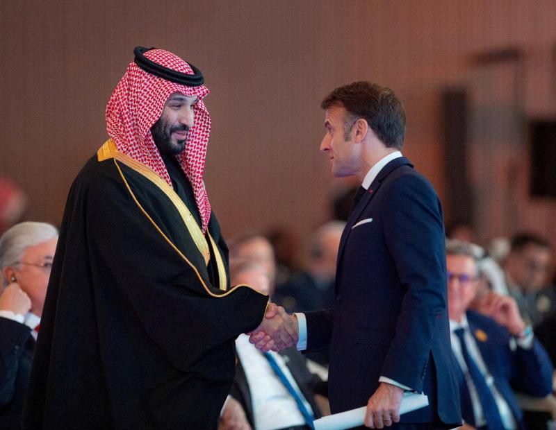 Veliaht Prens Muhammed bin Selman, Fransa Cumhurbaşkanı Emmanuel Macron'un Aralık 2024'teki Suudi Arabistan ziyareti sırasında onunla el sıkışıyor / Fotoğraf: Reuters