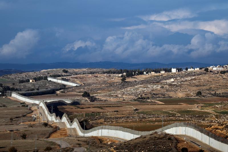 İşgal altındaki Batı Şeria’nın güney kısmı ve İsrail’i Batı Şeria’dan ayıran beton ayrım duvarı; İsrail’in güneyindeki Lahav Kibbutz’un yakınından görüldüğü gibi, 23 Ocak 2025 / Fotoğraf: Reuters