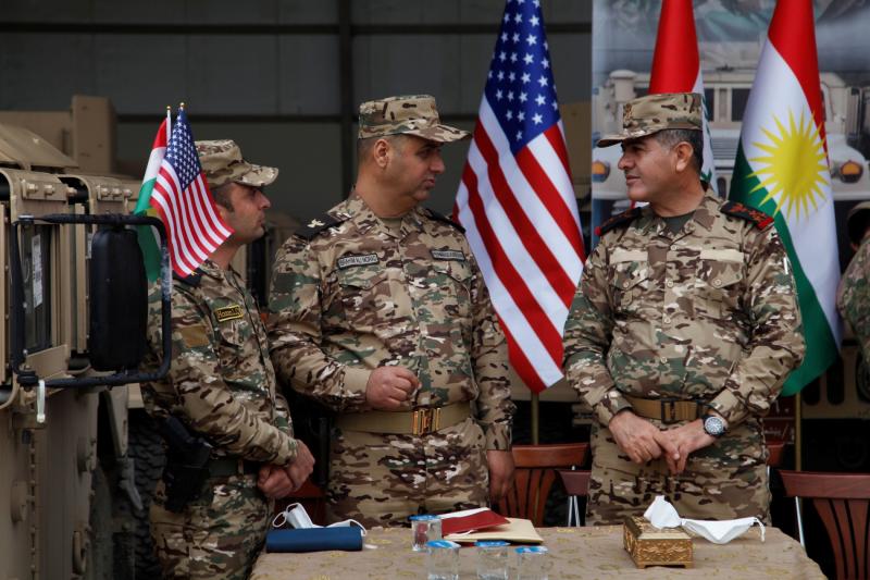 Irak'ın Erbil şehrinde ABD Ordusu'ndan Kürt Peşmerge savaşçılarına askeri yardım dağıtılan bir törende Kürt subaylar, 10 Kasım 2020 / Fotoğraf: Reuters