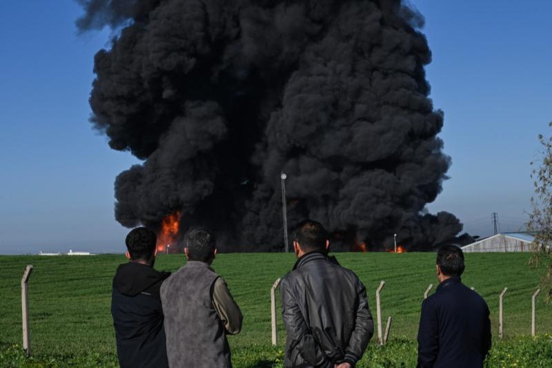IKBY’nin başkenti Erbil'in eteklerindeki Kani Kirzala bölgesinde bulunan bir petrol deposundan, şüpheli bir İHA saldırısının ardından dumanlar yükseliyor, 1 Nisan 2026 / Fotoğraf: AFP