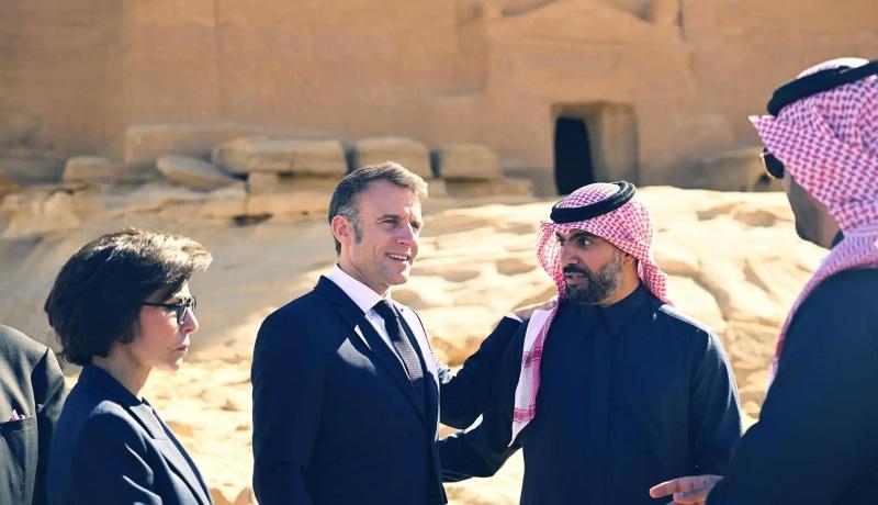 Fransa Cumhurbaşkanı, El-Ula'daki El-Hicr bölgesine yaptığı ziyaret sırasında Suudi Arabistan Kültür Bakanı ile bir arada / Fotoğraf: SPA