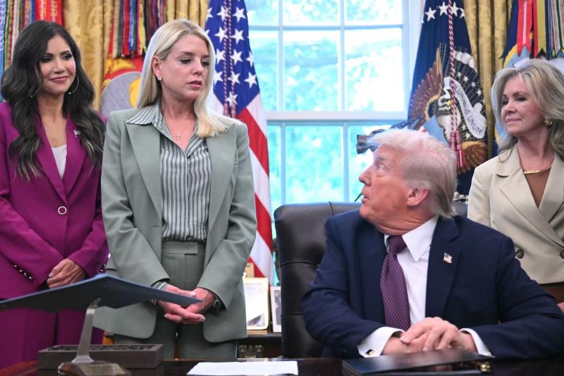 Kristi Noem ve Pam Bondi (AFP)