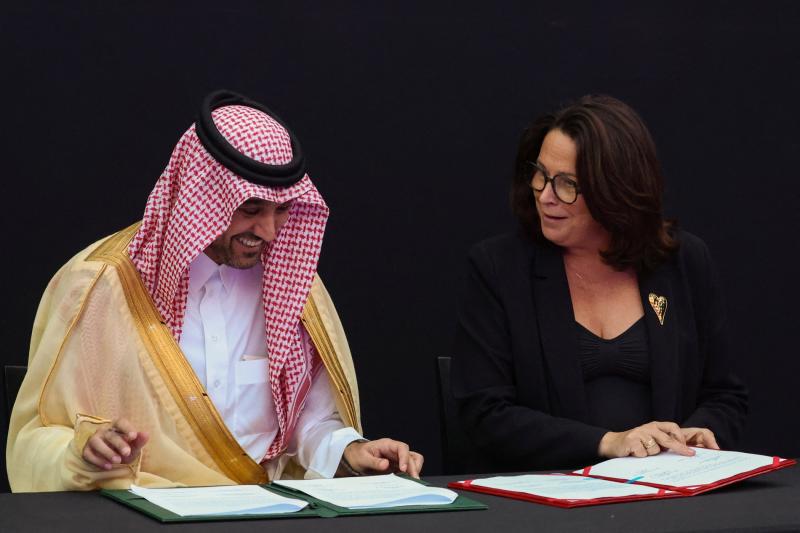 Suudi Arabistan Spor Bakanı Prens Abdulaziz bin Türki el-Faysal ve Fransa Spor Bakanı Marina Ferrari, Paris'teki Grand Palais'de düzenlenecek E-spor Dünya Kupası finali öncesinde bir spor iş birliği anlaşması imzaladı, 23 Ağustos 2026 (Reuters