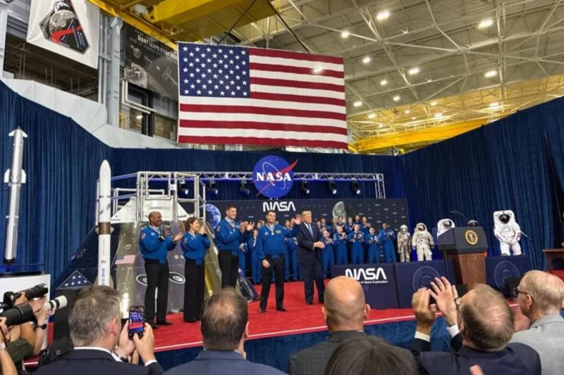Trump, Artemis II mürettebatına madalya verirken Uzay Akademisi’nin kurulmasına ilişkin yürütme emrini imzaladı (Houston Public Media)