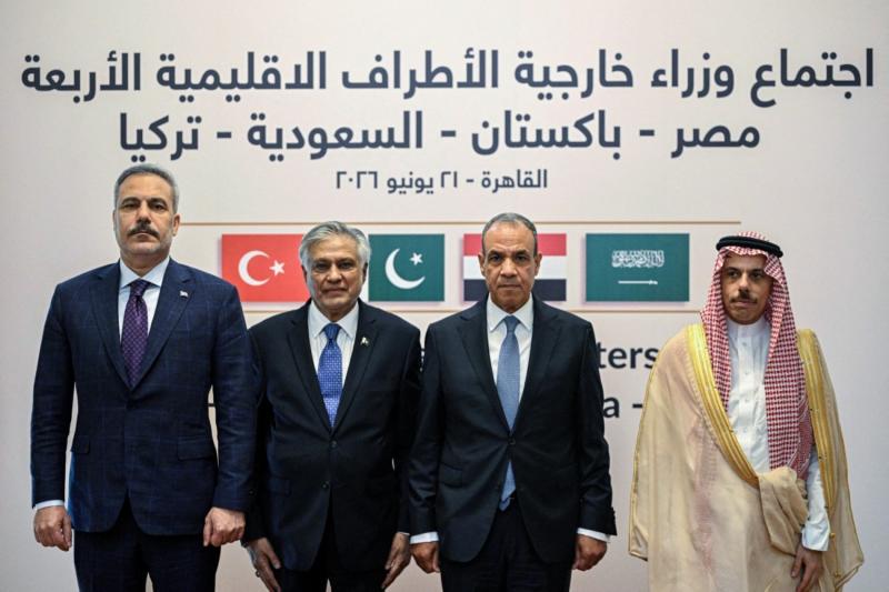 Soldan sağa doğru Dışişleri Bakanı Hakan Fidan, Pakistan Dışişleri Bakanı İshak Dar, Mısır Dışişleri Bakanı Bedir Abdulati ve Suudi Arabistan Dışişleri Bakanı Faysal bin Ferhan, Kahire'deki bir toplantı öncesinde fotoğraf çektirirken, 21 Haziran 2026 /AFP
