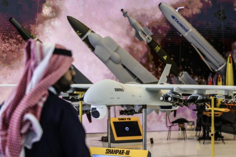 Riyad'da düzenlenen Dünya Savunma Fuarı sırasında Şahpar-3 muharip insansız hava aracı (İHA) maketinin önünde duran bir adam, 9 Şubat 2026 / Fotoğraf: AFP