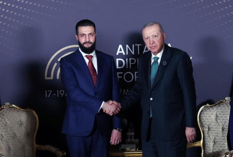 Cumhurbaşkanlığı Basın Ofisi tarafından 17 Nisan 2026 tarihinde yayınlanan fotoğrafta, Cumhurbaşkanı Recep Tayyip Erdoğan’ın Antalya Diplomasi Forumu’nun beşinci oturumunun açılış töreninde Suriye Cumhurbaşkanı Ahmed eş-Şera ile tokalaştığı görülüyor. (AF