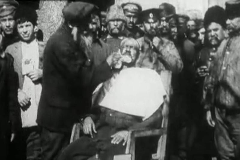 Sokakta tıraş olan mülteci bir Çarlık subayı