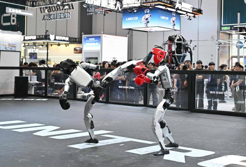 Çin’in başkenti Pekin’de düzenlenen Uluslararası Robot Fuarı'nda sergilenen Çinli Unitree şirketine ait robotlar / Fotoğraf: AFP