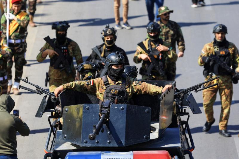 Iraklı milis grubu Hizbullah Tugayları (Ketaib Hizbullah) unsurları, Irak'ın batısında, Suriye sınırındaki Kaim yakınlarında bulunan Haşdi Şabi karargahını hedef alan hava saldırısında öldürülen yoldaşları için düzenlenen cenaze töreninde, 2 Mart 2026, Ba