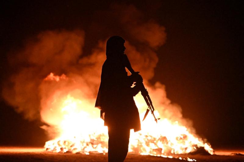 Afganistan’ın Kandahar eyaletindeki Daman bölgesinde Taliban’a bağlı bir güvenlik görevlisi, 20 Temmuz 2026 / Fotoğraf: AFP