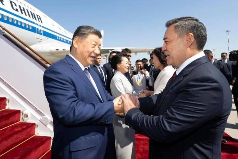 Şi Cinping, Kırgızistan Devlet Başkanı Ceenbek Kulubayev tarafından karşılanıyor