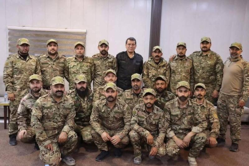 Abdi, Suriye ordusu üniforması giymiş bir grup askeriyle birlikte / Fotoğraf: Sosyal medya