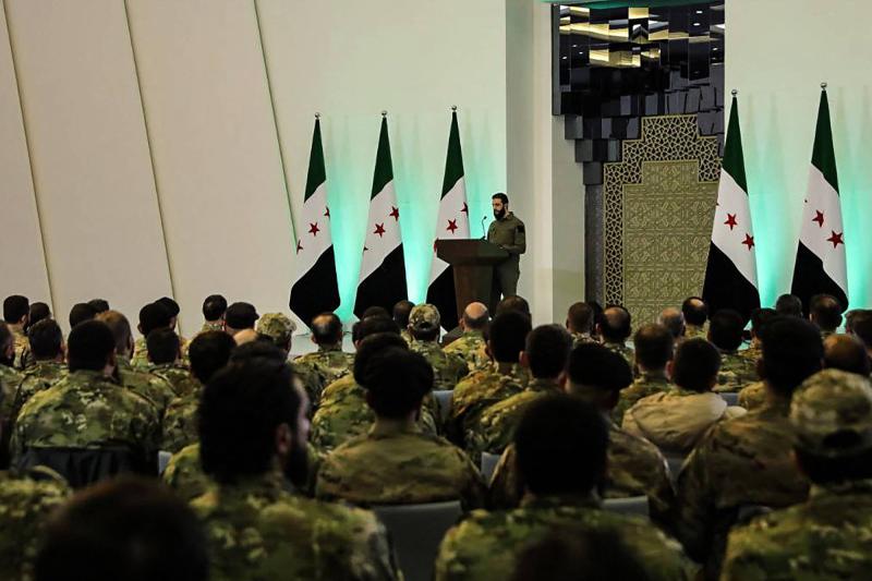 Suriye Cumhurbaşkanı Ahmed El-Şera, Suriye Devrimi’nin zaferinin ilan edildiği konferansta, Askeri Operasyonlar İdaresi’ne bağlı çeşitli grupların geniş katılımıyla 29 Ocak 2025 tarihinde / Fotoğraf: AFP