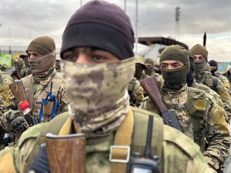 Eski Suriye Devlet Başkanı Beşşar Esed'in devrilmesinin ardından, Heyet Tahrir eş-Şam'ın bir parçası olan “Halid bin Velid Tugayları” askeri geçit töreni düzenliyor / Fotoğraf: Reuters (Arşiv)