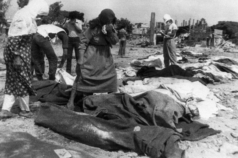 Sabra ve Şatilla katliamının ardından, Eylül 1982. Kadınlar, kampta öldürülen yakınlarını ararken / Fotoğraf: AFP
