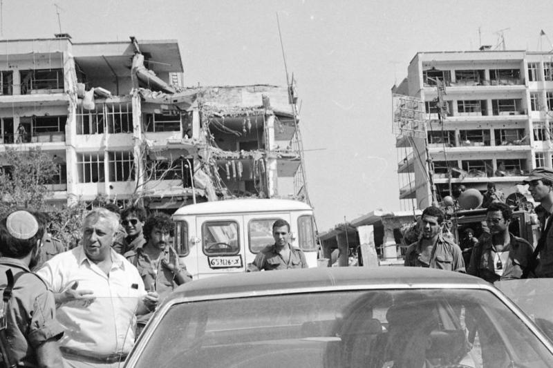 Ariel Şaron, Beyrut’ta, 15 Eylül 1982. Sabra ve Şatilla katliamından 1 gün önce çekilen fotoğrafta dönemin İsrail Savunma Bakanı Şaron, Beyrut girişlerinde görülüyor / Wikimedia Commons