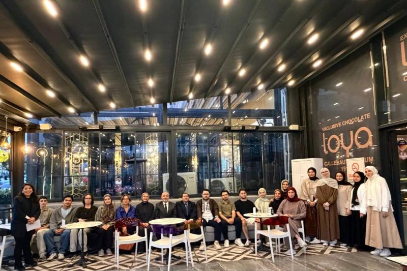 Etkinlik sonunda, Gazze’deki insan sermayesinin korunmasına dikkat çekmek için bir araya gelen konuşmacılar ve katılımcılar hatıra fotoğrafı çektirdi
