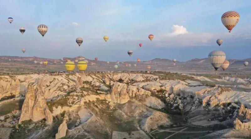 Sabahın ilk ışıklarıyla birlikte gökyüzünü dolduran sıcak hava balonları / Fotoğraf: AA