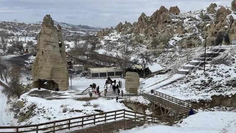 Kar örtüsü altındaki peribacaları ve kış mevsiminde bürünen sakin atmosfer / Fotoğraf: AA