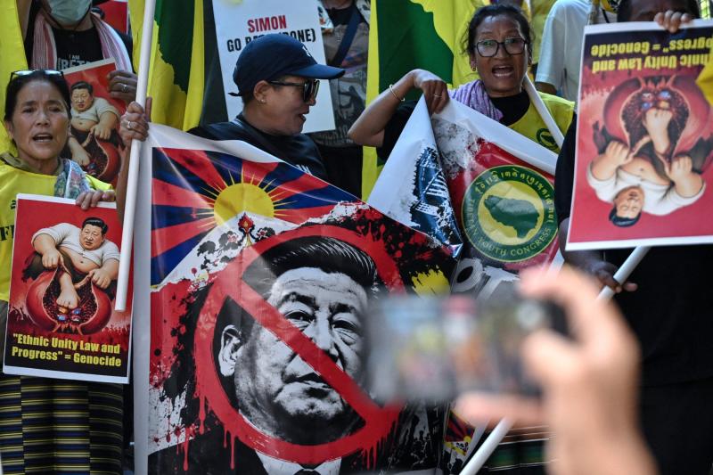 Tibet Gençlik Kongresi üyeleri, BRICS zirvesi için Hindistan'a yapacağı ziyaret öncesinde Yeni Delhi'de Çin Devlet Başkanı Şi Cinping'in posterlerini taşıyan bir protesto gösterisi düzenlediler, 11 Eylül 2026 / Fotoğraf: AFP