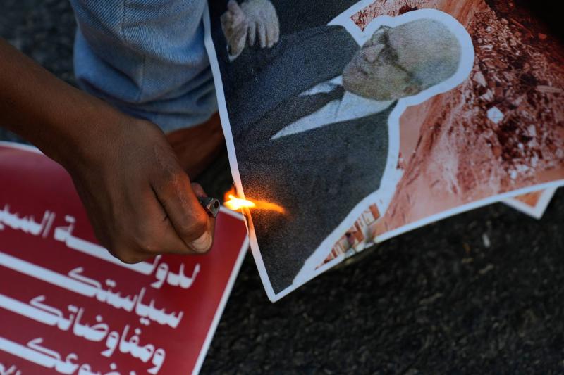 Geçen hafta İsrail ile yürütülen resmi müzakereleri protesto eden gösteri sırasında Hizbullah destekçisi bir gösterici, Başbakan Nevvaf Selam’ın fotoğrafını yakıyor / Fotoğraf: AP