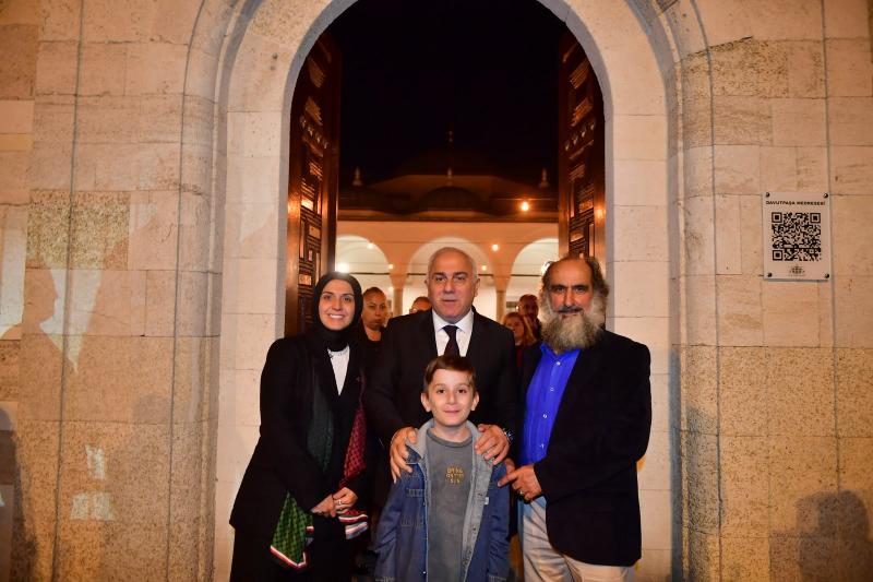 Fatih Belediye Başkanı M. Ergün Turan ve sanatçılar, Medrese Davutpaşa’nın girişinde hatıra fotoğrafı çektirdi