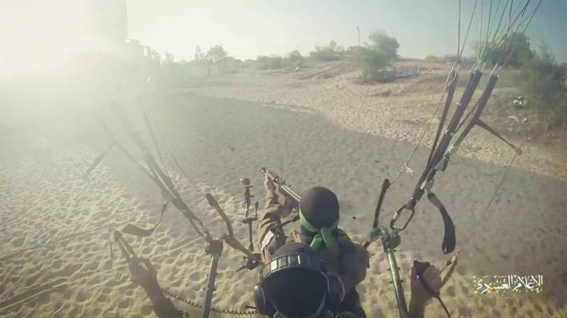 Hamas'ın askeri medya biriminin yayımladığı bir videodan, 7 Ekim 2023 saldırısı sırasında Kassam Tugayları mensubu bir savaşçı / Fotoğraf: Reuters
