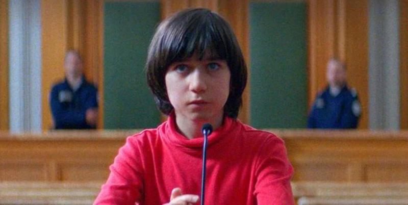 Daniel, anne ve babasının çatışmasının yalnızca tanığı değil; onların birbirleri hakkında kurduğu hikâyelerin arasında kalan çocuk olarak filmin en ağır yüklerinden birini taşıyor